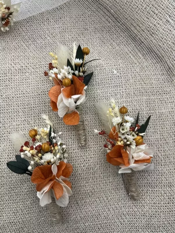 Boutonnière traditionnelle en fleurs séchées et stabilisées pour mariage