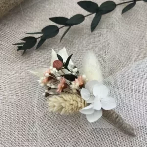 Boutonnière traditionnelle en fleurs séchées et stabilisées pour mariage