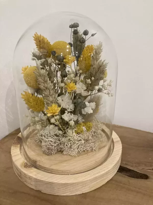 Cloche avec des fleurs séchées et stabilisées pour votre décoration