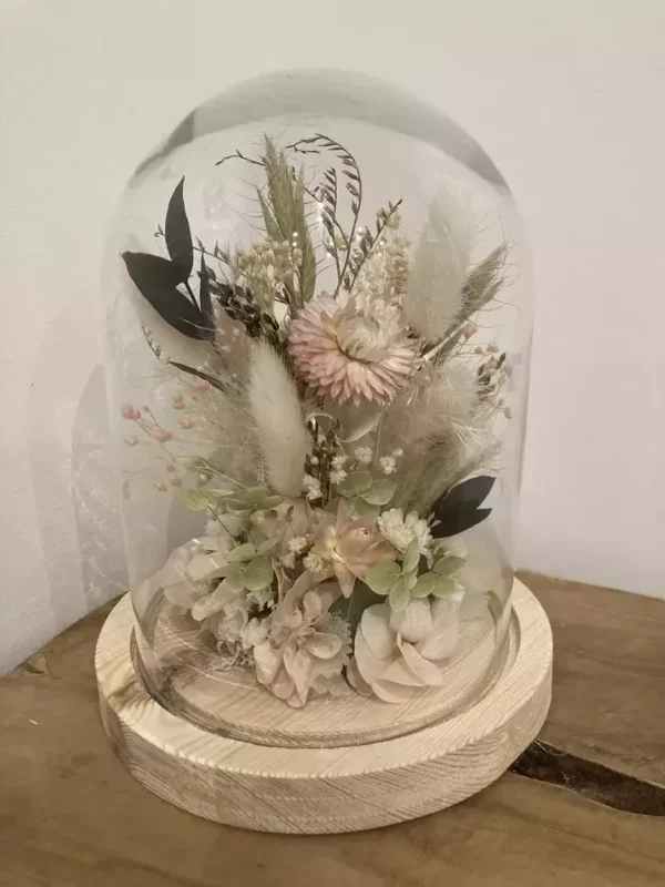 Cloche avec des fleurs séchées et stabilisées pour votre décoration