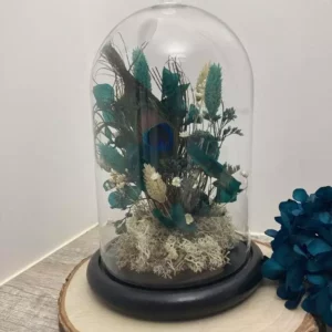 Cloche avec des fleurs séchées et stabilisées pour votre décoration