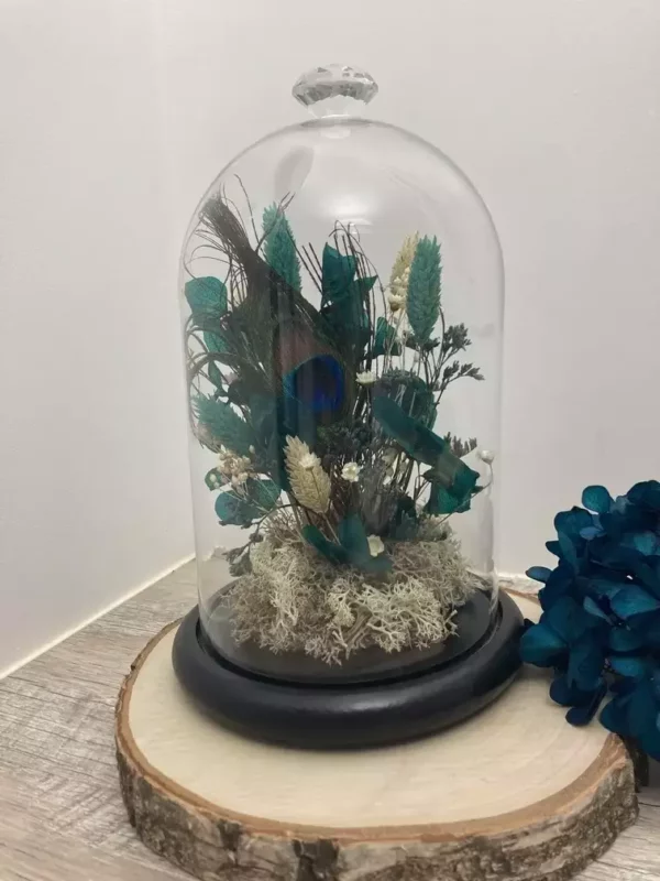 Cloche avec des fleurs séchées et stabilisées pour votre décoration