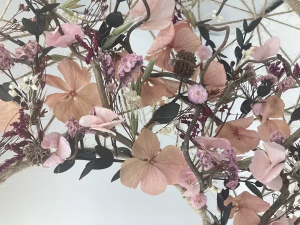 Couronne en fleurs séchées sur pied