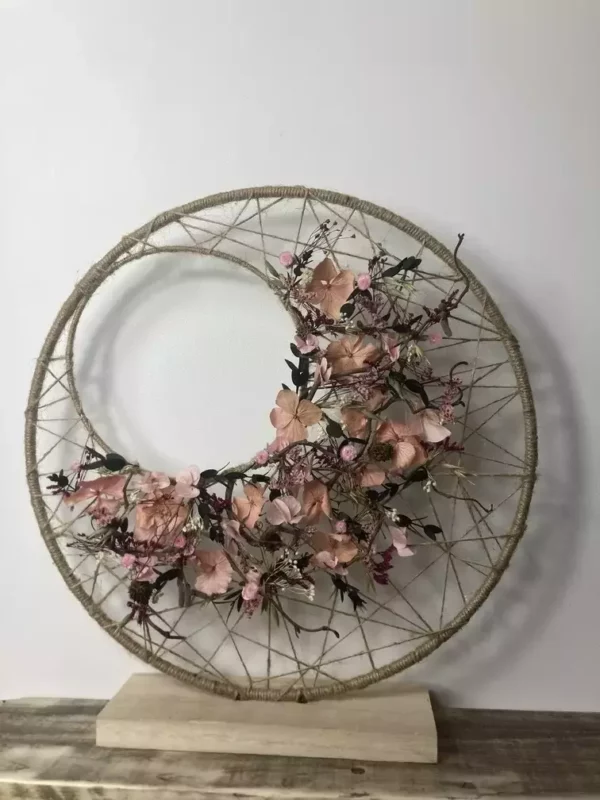 Couronne en fleurs séchées sur pied